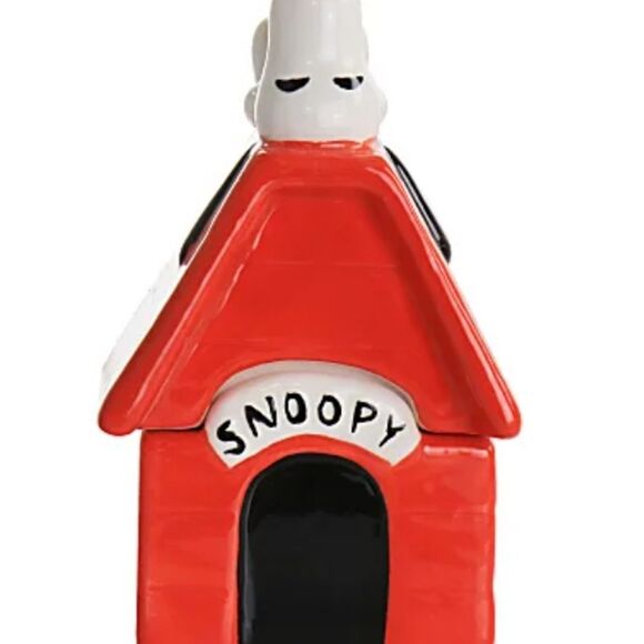 Peanuts Classic Dog House Salt & Pepper Set - Picture 5 of 11